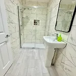Holiday home Luxohaus Luxury 4 Bedroom By Altoluxo Short Lets Serviced With Parking *