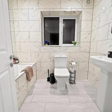 Дом отдыха Luxohaus Luxury 4 Bedroom By Altoluxo Short Lets Serviced With Free Wifi & Parking Бристоль