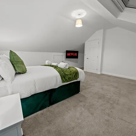 Дом отдыха Luxohaus Luxury 4 Bedroom By Altoluxo Short Lets Serviced With Free Wifi & Parking *