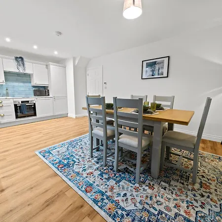 Дом отдыха Luxohaus Luxury 4 Bedroom By Altoluxo Short Lets Serviced With Free Wifi & Parking Бристоль