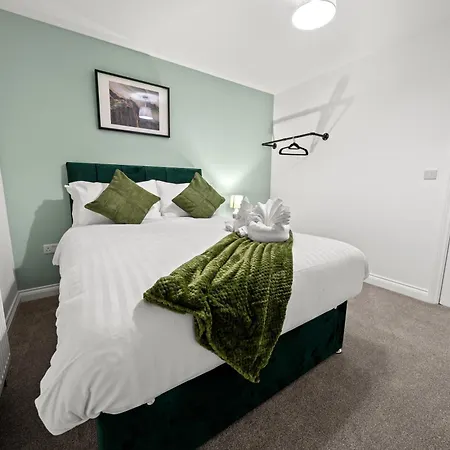 Дом отдыха Luxohaus Luxury 4 Bedroom By Altoluxo Short Lets Serviced With Free Wifi & Parking