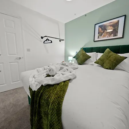 Дом отдыха Luxohaus Luxury 4 Bedroom By Altoluxo Short Lets Serviced With Free Wifi & Parking *