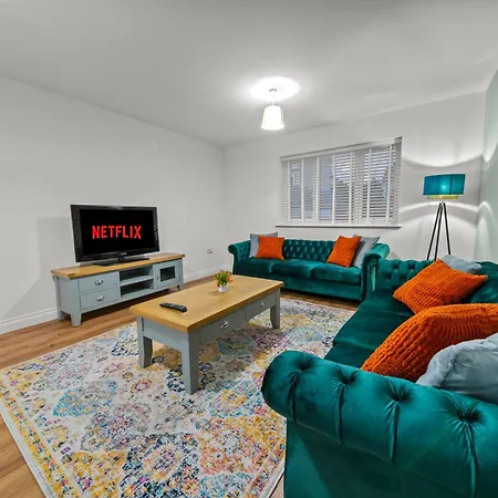 Дом отдыха Luxohaus Luxury 4 Bedroom By Altoluxo Short Lets Serviced With Free Wifi & Parking *
