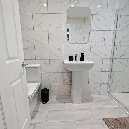 Luxohaus Luxury 4 Bedroom By Altoluxo Short Lets Serviced With Free Wifi & Parking Дом отдыха *