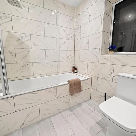 Дом отдыха Luxohaus Luxury 4 Bedroom By Altoluxo Short Lets Serviced With Free Wifi & Parking *