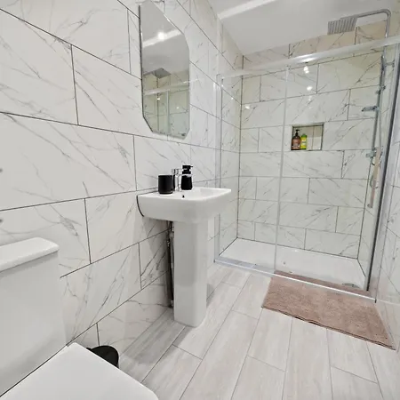 Дом отдыха Luxohaus Luxury 4 Bedroom By Altoluxo Short Lets Serviced With Free Wifi & Parking