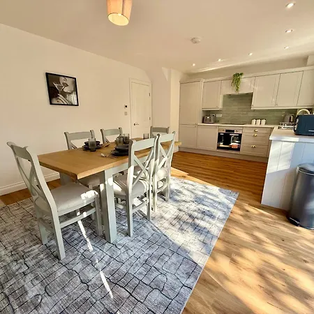 Luxohaus Luxury 4 Bedroom By Altoluxo Short Lets Serviced With Parking