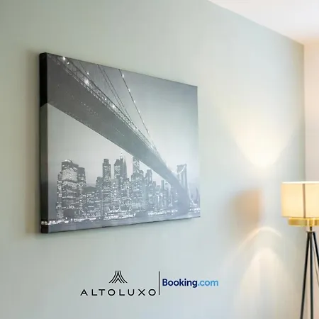 Luxohaus Luxury 4 Bedroom By Altoluxo Short Lets Serviced With Parking Nyaraló *