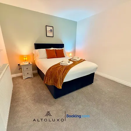 Luxohaus Luxury 4 Bedroom By Altoluxo Short Lets Serviced With Parking Nyaraló *