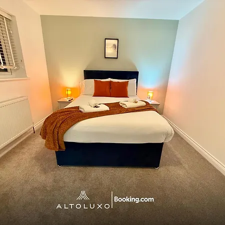 Luxohaus Luxury 4 Bedroom By Altoluxo Short Lets Serviced With Parking Nyaraló *