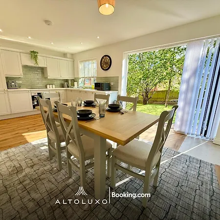 Nyaraló Luxohaus Luxury 4 Bedroom By Altoluxo Short Lets Serviced With Parking
