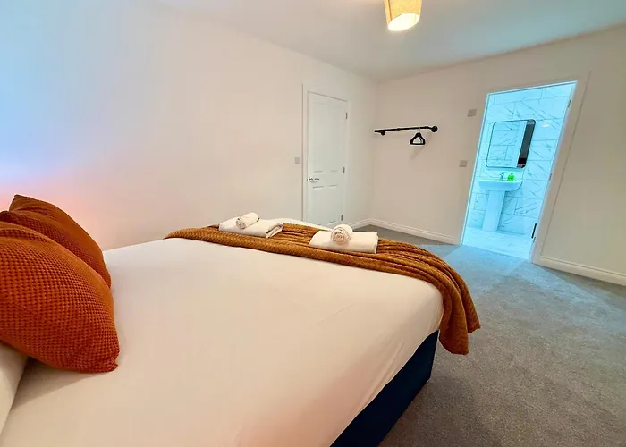 Holiday home Luxohaus Luxury 4 Bedroom By Altoluxo Short Lets Serviced With Parking