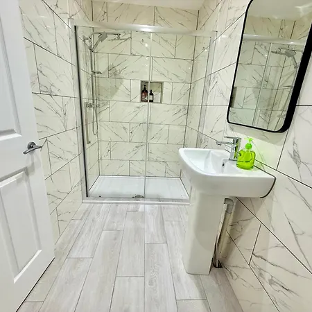 Vakantiehuis Luxohaus Luxury 4 Bedroom By Altoluxo Short Lets Serviced With Parking *